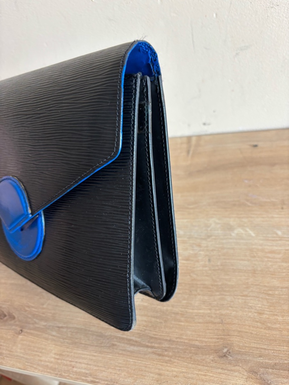 Authentic Louis Vuitton leather clutch - Picture 3 of 10